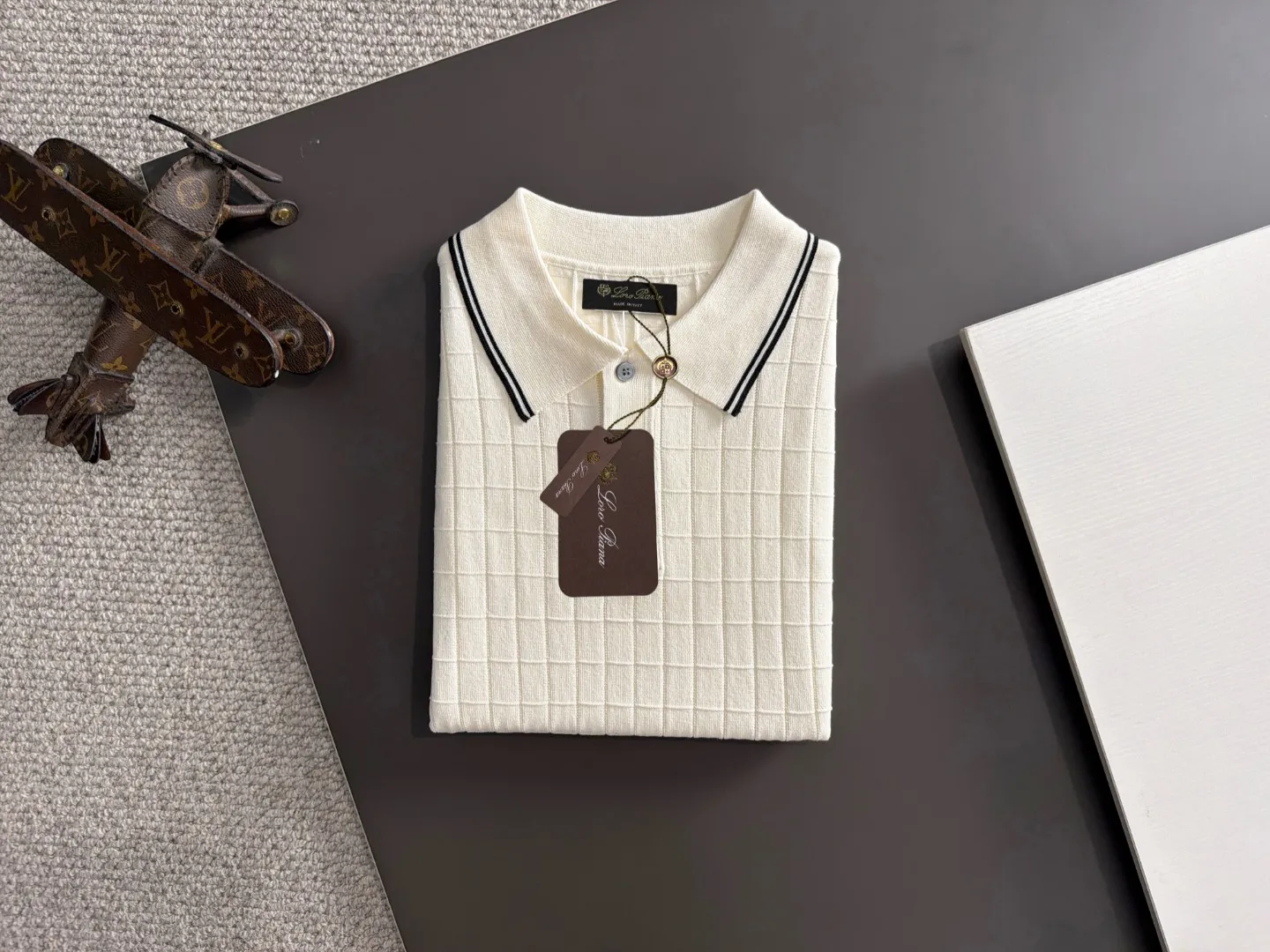 Next day shipment High Quality LP 2036 Summer New Arrival men's short-sleeved T-shirt Made of combed cotton yarn knitted cotton fabric, pure cotton high-weight special yarn, it feels full of weight when weighed, and the upper body is more textured than ordinary T-shirts. This texture can cope with the weather easily and is suitable for both hot and cold! The pattern on the chest adopts three-dimensional embroidery technology, and is perfectly produced stitch by stitch with reference to the original version! Loose fit design, looks noble. Size: M to XXXL